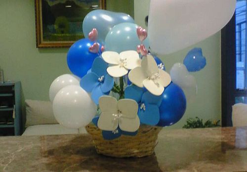 大江幼稚園の園長先生が風船で作られたお花