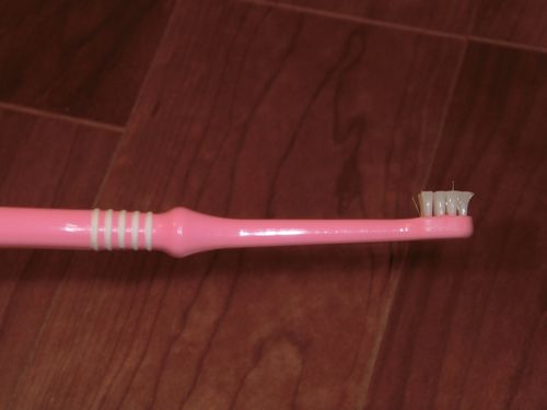 子供用の小さな歯ブラシ